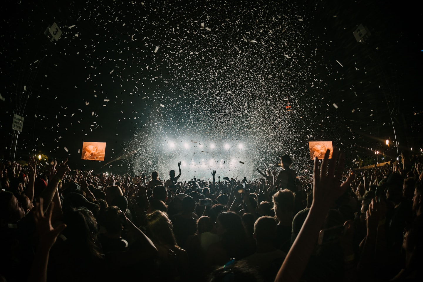 Festival beelden met een opgeladen telefoon door de powerbankjes.